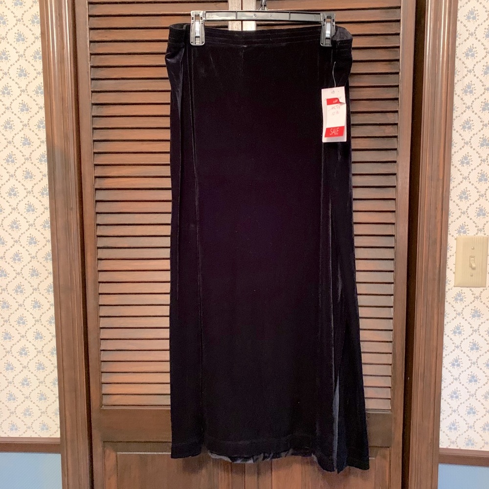 Velvet long skirt with slit